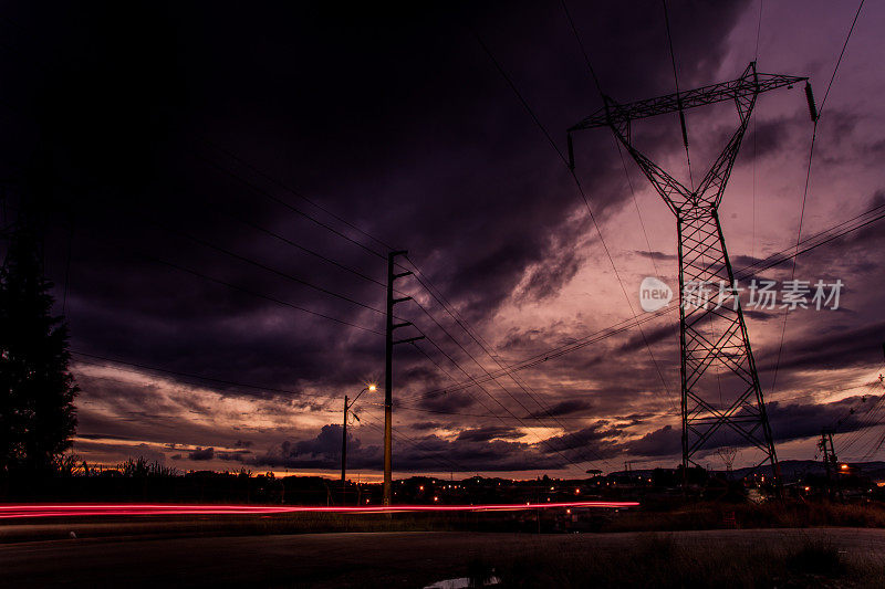 Campo Largo, Paraná，巴西――黄昏时分的电力塔。